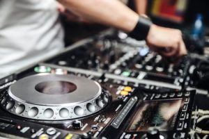 The Role of Sound Engineers in Crafting Sonic Atmospheres